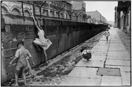 WEST GERMANY. 1962. West Berlin. The Berlin wall. Contact email: New York : photography@magnumphotos.com Paris : magnum@magnumphotos.fr London : magnum@magnumphotos.co.uk Tokyo : tokyo@magnumphotos.co.jp Contact phones: New York : +1 212 929 6000 Paris: + 33 1 53 42 50 00 London: + 44 20 7490 1771 Tokyo: + 81 3 3219 0771 Image URL: http://www.magnumphotos.com/Archive/C.aspx?VP=Mod_ViewBoxInsertion.ViewBoxInsertion_VPage&R=2S5RYDZQ4XKP&RP=Mod_ViewBox.ViewBoxZoom_VPage&CT=Image&SP=Image&IT=ImageZoom01&DTTM=Image&SAKL=T